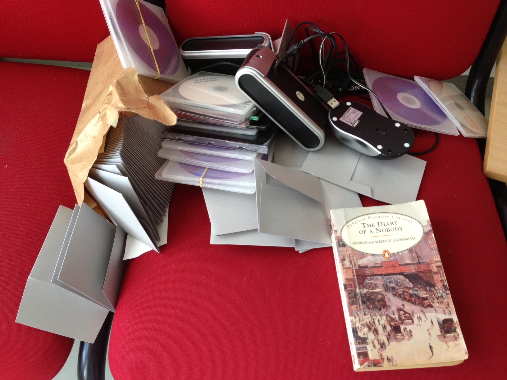 Envelopes, CDs, Livro e Materiais Eletrônicos Espalhados