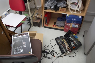 Objetos Espalhados pela Sala de Reprografia