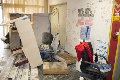 Corredor e Porta Conselho Universitário