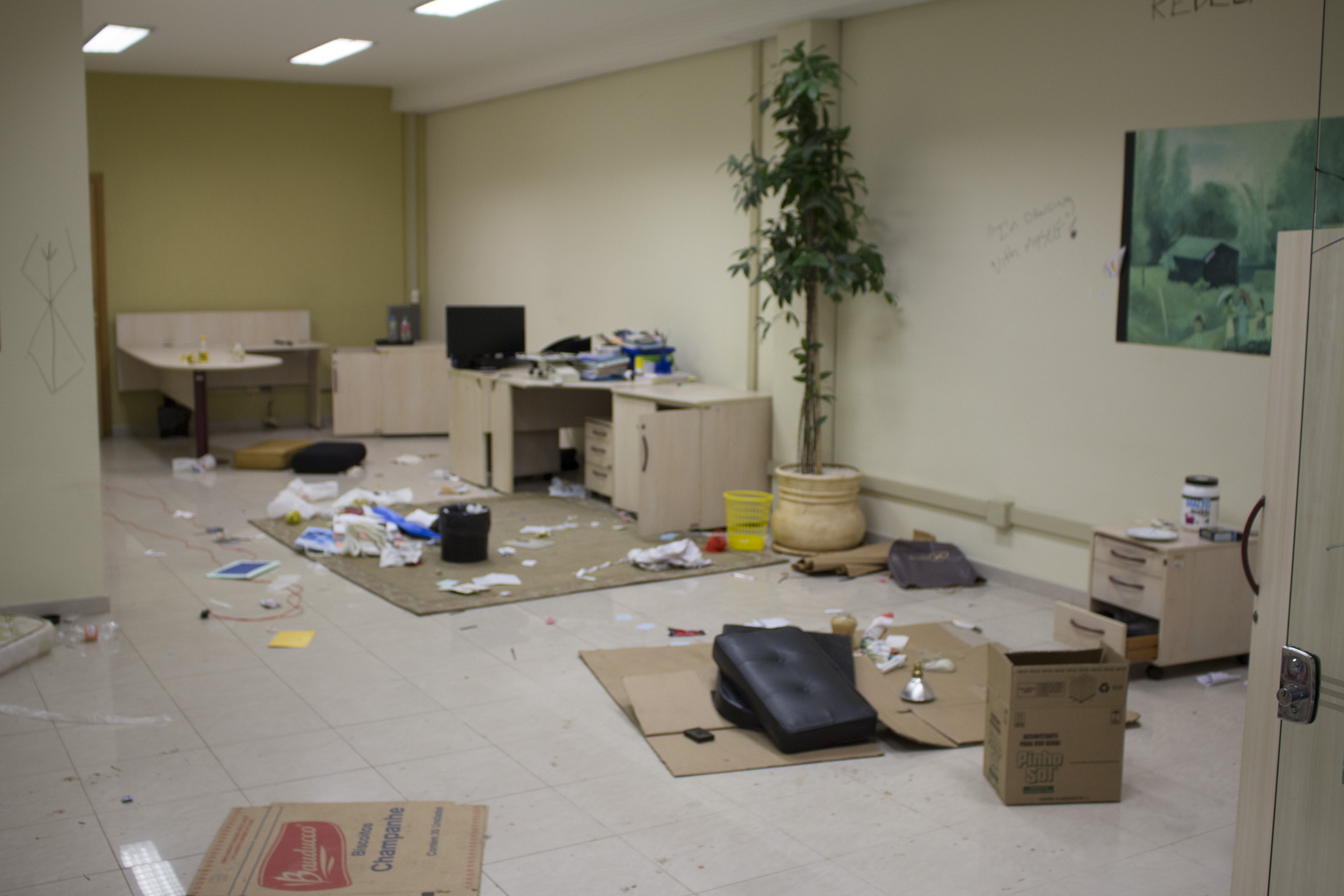 Entulhos, Pichações em Sala da Reitoria