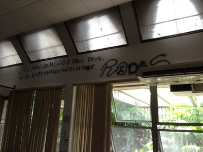 Detalhe de Pichação em Sala da Reitoria