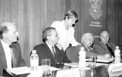 A partir da esquerda, sentados: Gehard Malnic, Adilson Avansi de Abreu, Suely Vilela e Jacques Marcovitch, em pé Lor Cury