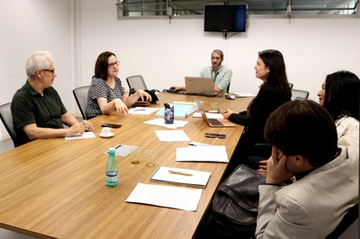 A partir da esquerda, Marcos Buckeridge e Roseli de Deus Lopes, diretores do IEA, Rafael Borsanelli, assistente acadêmico do IEA, Camila C. B. Ferreira Ítavo, vice-reitora da UFMS, Vivina Dias Sol Queiroz, FACH/UFMS e Weiny César Freitas Pinto da FCH/UFMS