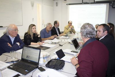 A partir da esquerda, de frente, Ricardo Ohtake, Fernanda Rezende, Paulo Saldiva, Fernando Queiroz Cunha e Eugênio Bucci