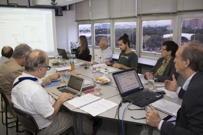 a partir da esquerda, de costas, Guilherme Ary Plonski, Carlos Roberto Ferreira Brandão, ao fundo, a prtir da esquerda, Fátima Moreno, Sedi Hirano, Tomás Costa de Azevedo Marques, Marilda Gifalli e Martin Grossmann