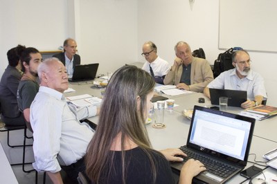 a partir da esquerda, de costas, Marilda Gifalli, Tomás Costa de Azevedo Marques, Sedi Hirano e Fátima Costa, ao fundo, Martin Grossmann, a esquerda de frente, Renato Janine Ribeiro, Carlos Roberto Ferreira Brandão e Guilherme Ary Plonski