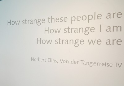 Frase de Norbert Elias impressa na parede do hall 