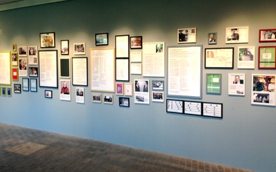 Parede com fotos e posters de eventos realizados no ZiF