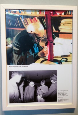 Foto de Norbert Elias na biblioteca do ZiF