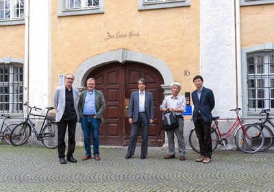 Martin Grossmann, Till Roenneberg, Takaho Ando, Takao Kondo e Dapeng Cai