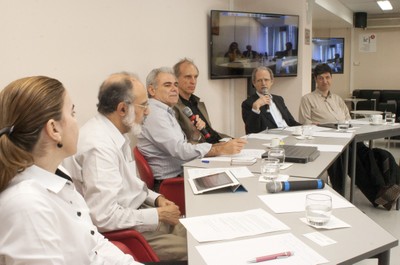 a partir da esquerda; Luciane Ortega, Guilherme Ary Plonski, Roberto Mendonça Faria, Martin Grossmann, Pedro Wongtschwski e Mário Sérgio Salerno