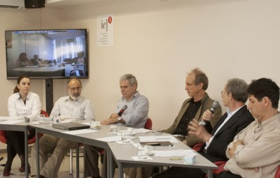 a partir da esquerda; Luciane Ortega, Guilherme Ary Plonski, Roberto Mendonça Faria, Martin Grossmann, Pedro Wongtschwski e Mário Sérgio Salerno