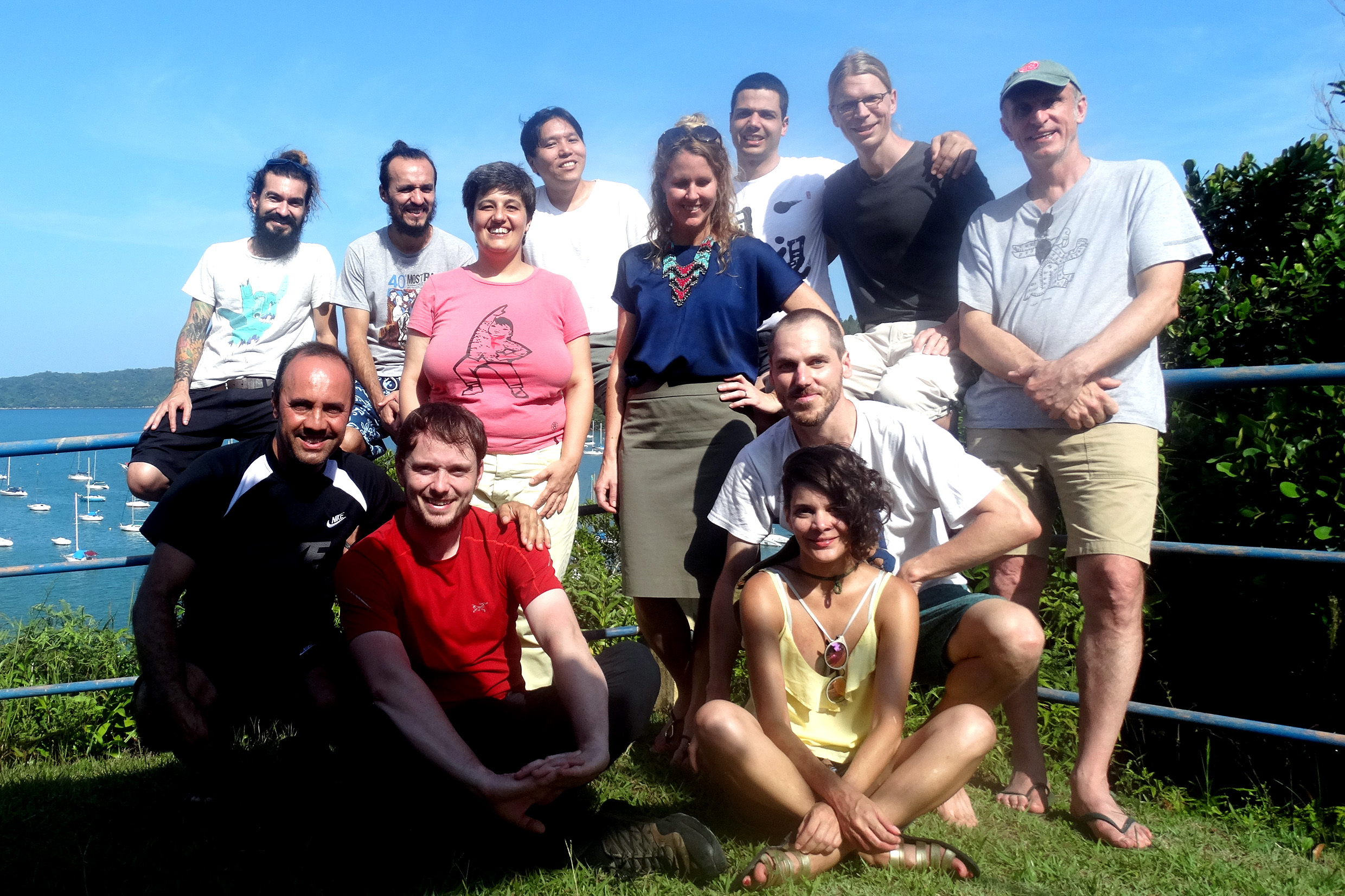 Jovens pesquisadores e equipe de filmagem e de apoio