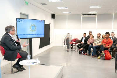 Carlos Gilberto Carlotti Junior fala aos pós-doutourandos