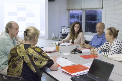 A partir da esquerda, de costas, Maritta Koch-Weser, Martin Grossmann, Monique Vanni, José Pedro de Oliveira Costa e Maria de Lourdes Davies de Freitas