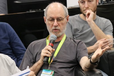 Flávio Augusto Berchez fala durante o debate