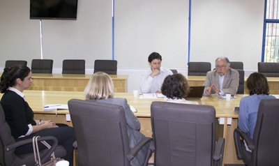 ao fundo de frente; Gonzalo Valdiviesco Gatica, Antonio Hargreaves, de costas Adriana CApuano de Oliveira, Maura Veras, Sylvia Duarte Dantas e Paula Baptista Jorge Louzano
