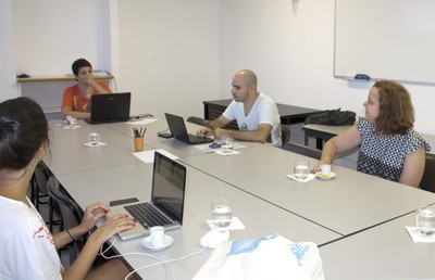 A partir da esquerda, Rossana Rocha Reis, André Bueno, Inês Virginia Prado Soares e de costas, Carolina Coelho Brandão