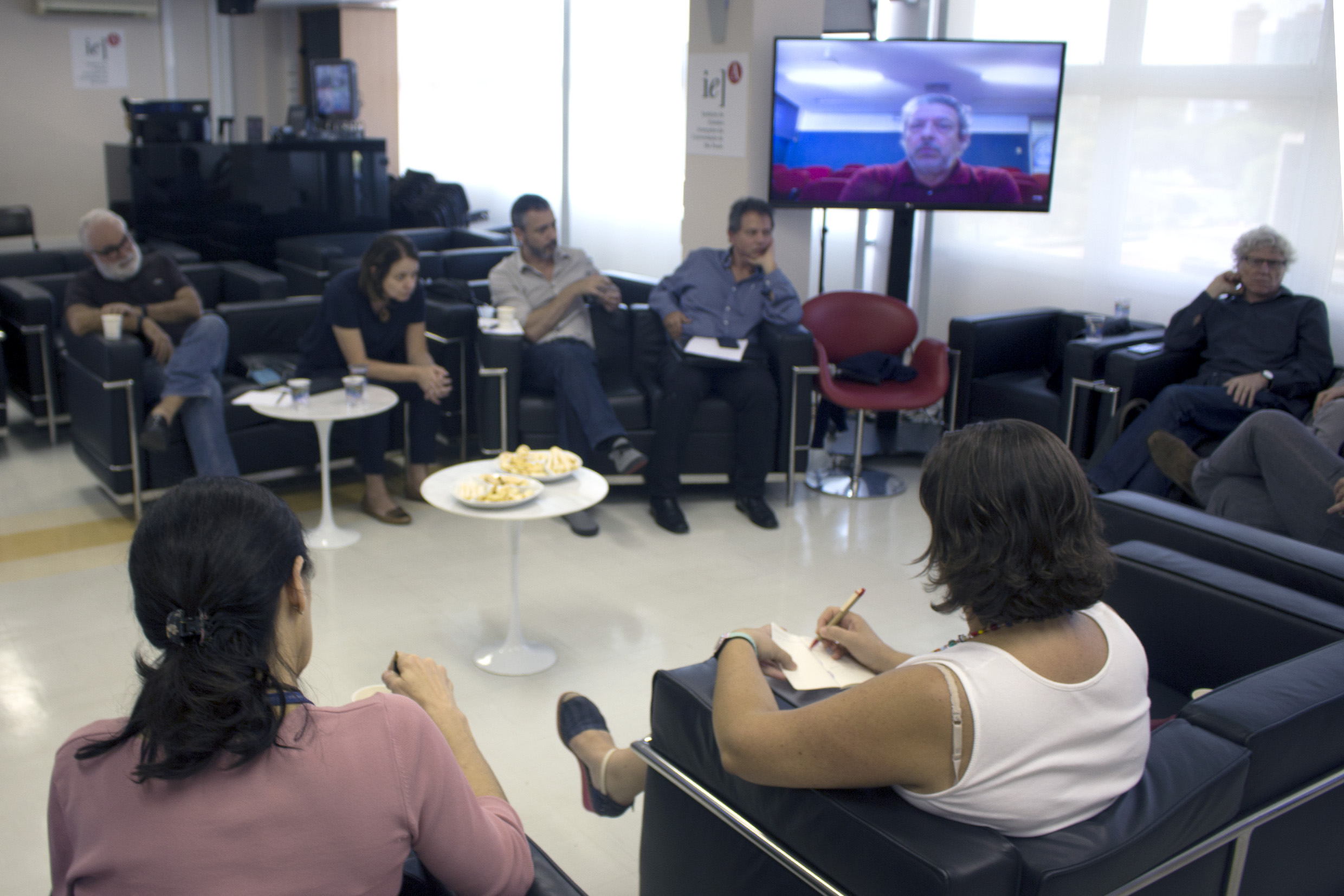 A partir da esquerda, Pedro Luiz Guerra, Amarilis Prado Sardenberg, Nelson Gouvea, Miguel Bucalem, Renato Anelli via video-conferencia e Pedro Jacobi