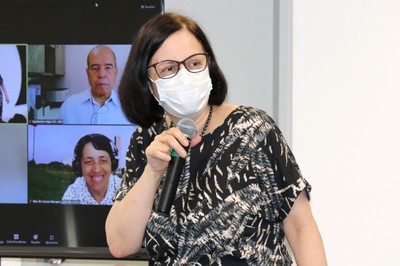 Roseli de Deus Lopes dá as boas vindas aos participantes