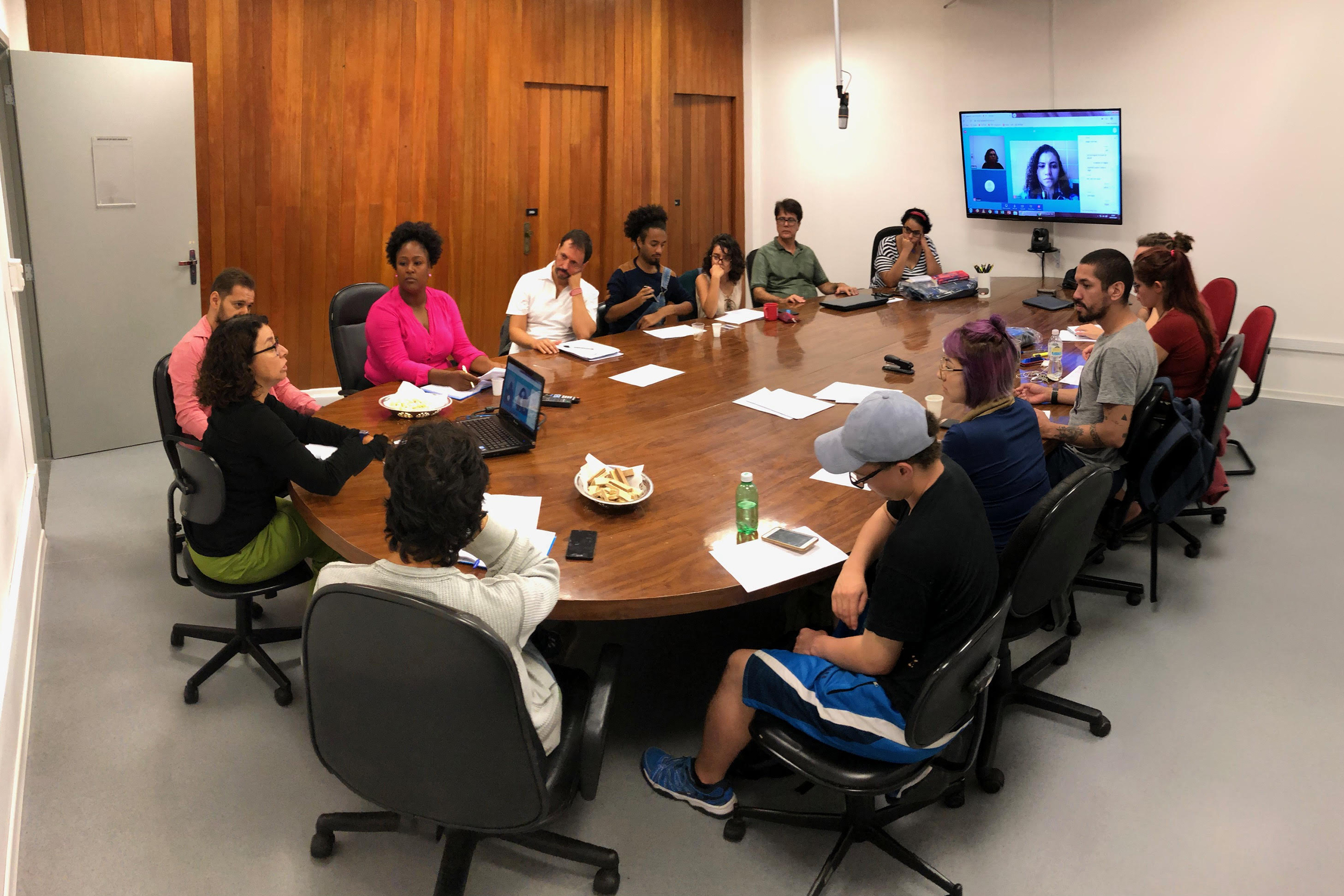 Eliana Sousa Silva conduz reunião com integrantes do Programa Centralidades Periféricas