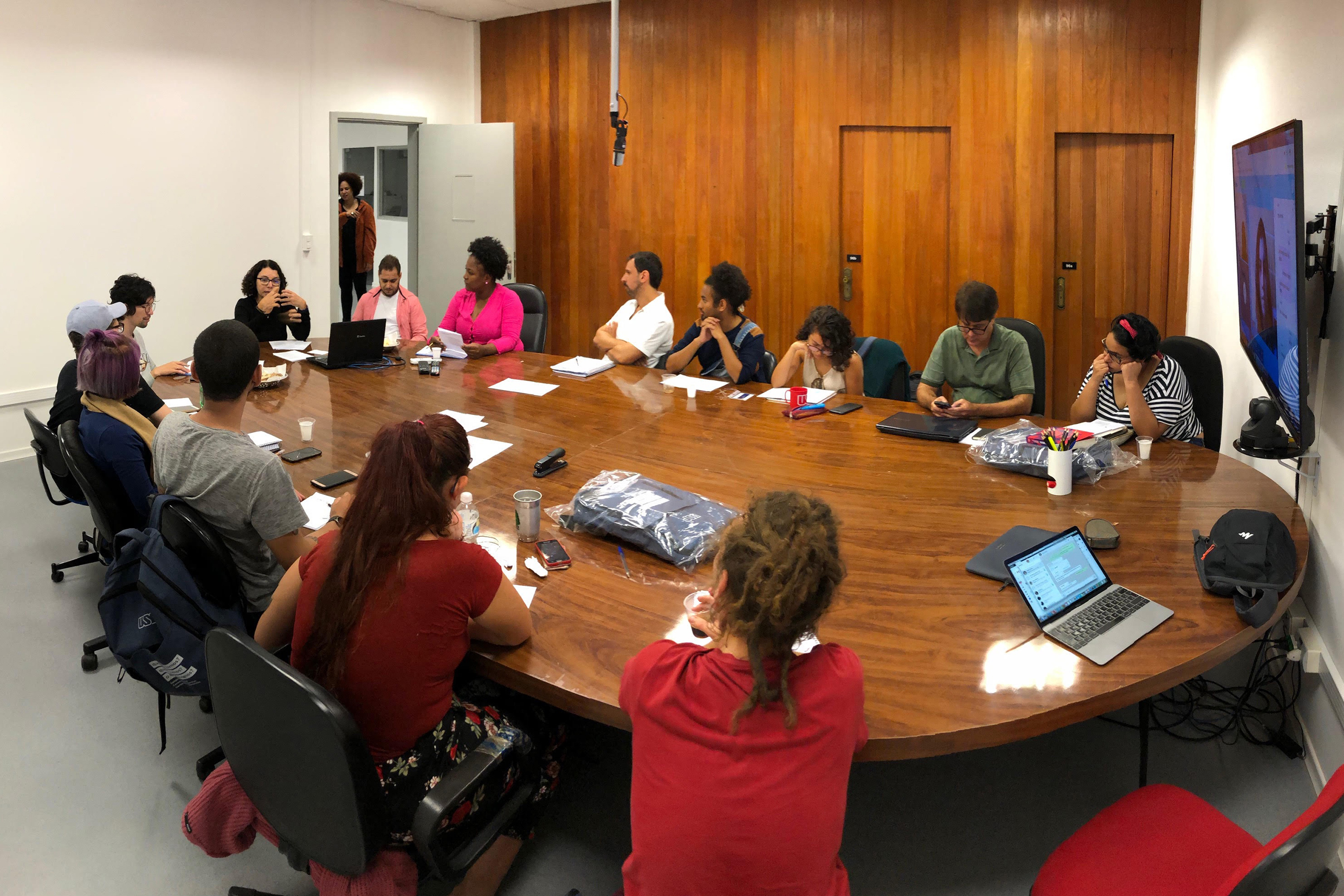 Eliana Sousa Silva conduz reunião com integrantes do Programa Centralidades Periféricas