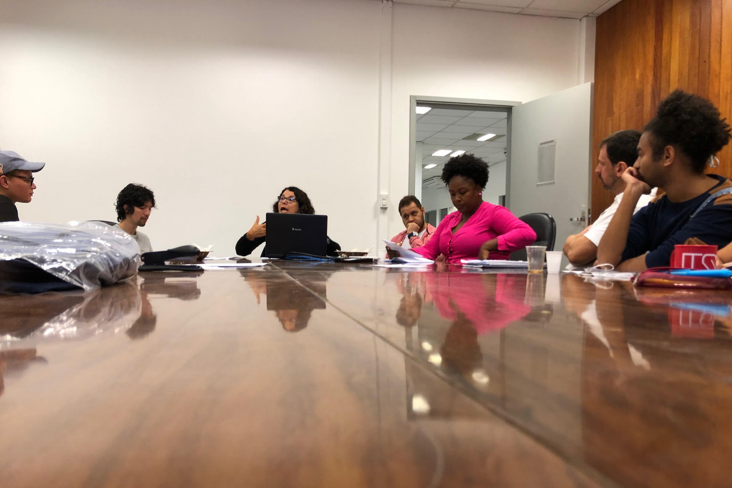 Eliana Sousa Silva conduz reunião com integrantes do Programa Centralidades Periféricas