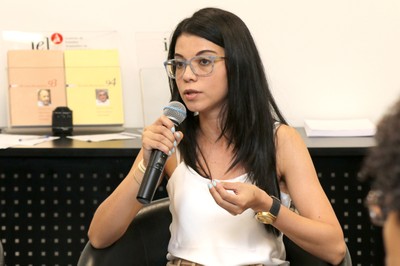 Luciana Lima Marques faz perguntas ao coordenador