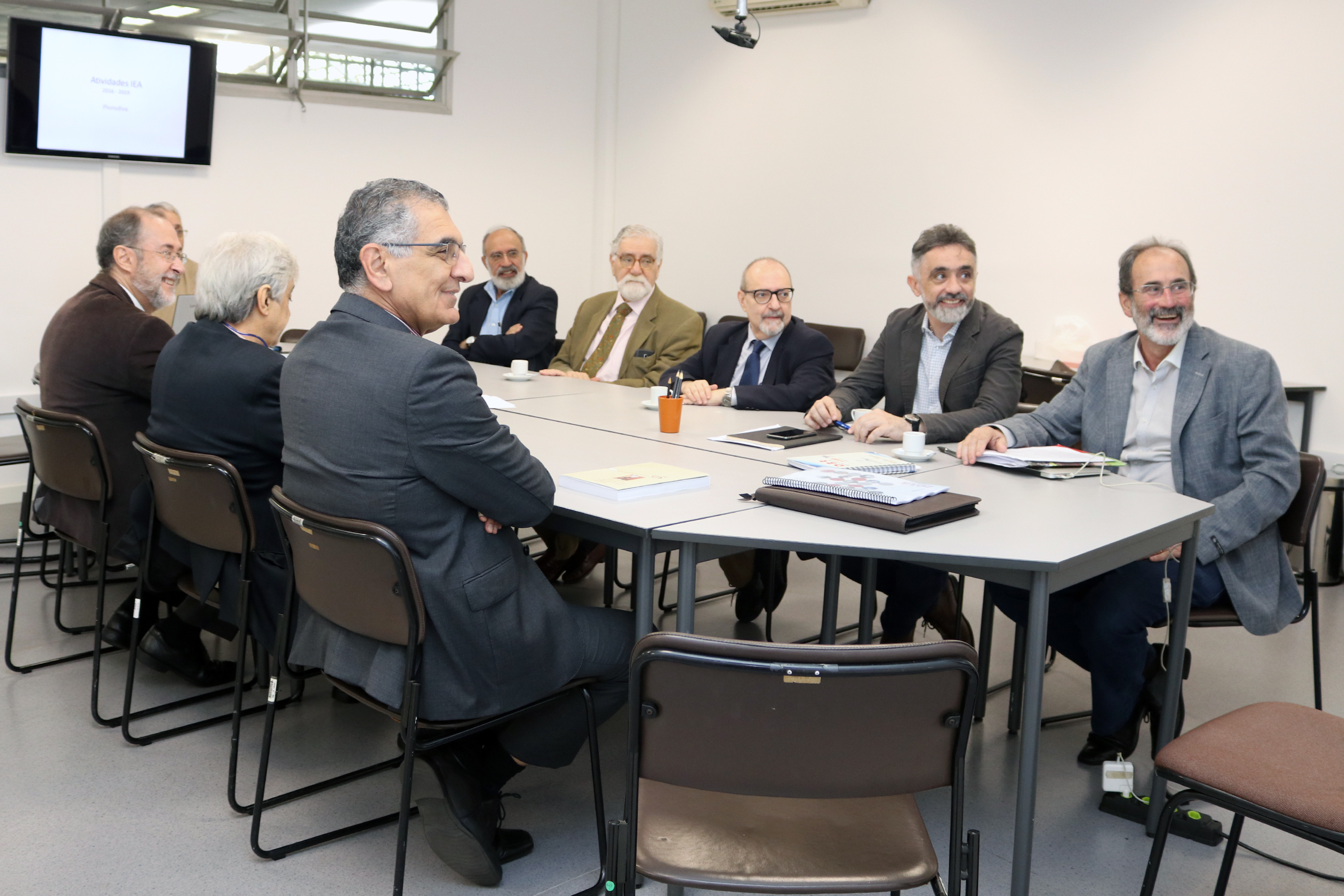 À partir da esquerda, ao fundo, Guilherme Ary Plonski, Celso Lafer, Sergio Adorno, Antonio José da Costa Filho e  Fernando de Queiroz Cunha, de costas, Antonio Mauro Saraiva, José Roberto Castilho Piqueira e Reitor Vahan Agopyan