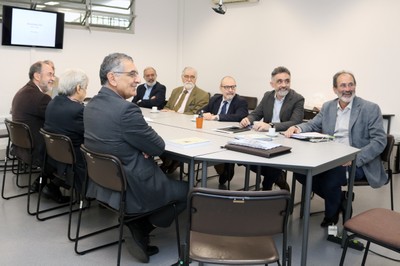 À partir da esquerda, ao fundo, Guilherme Ary Plonski, Celso Lafer, Sergio Adorno, Antonio José da Costa Filho e  Fernando de Queiroz Cunha, de costas, Antonio Mauro Saraiva, José Roberto Castilho Piqueira e Reitor Vahan Agopyan