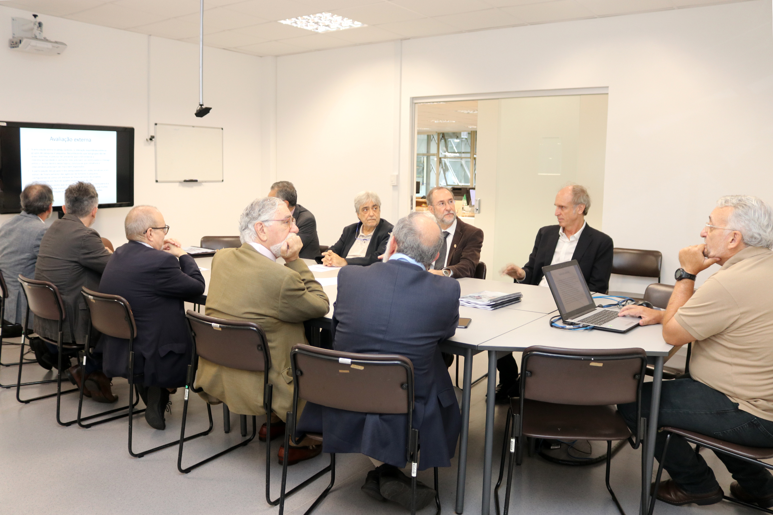 A partir da esquerda ao fundo, Vahan Agopyan, José Roberto Castilho Piqueira, Antonio Mauro Saraiva, Martin Grossmann e Paulo Saldiva, de costas,  Fernando de Queiroz Cunha, Antonio José da Costa Filho, Sergio Adorno, Celso Lafer e Guilherme Ary Plonski
