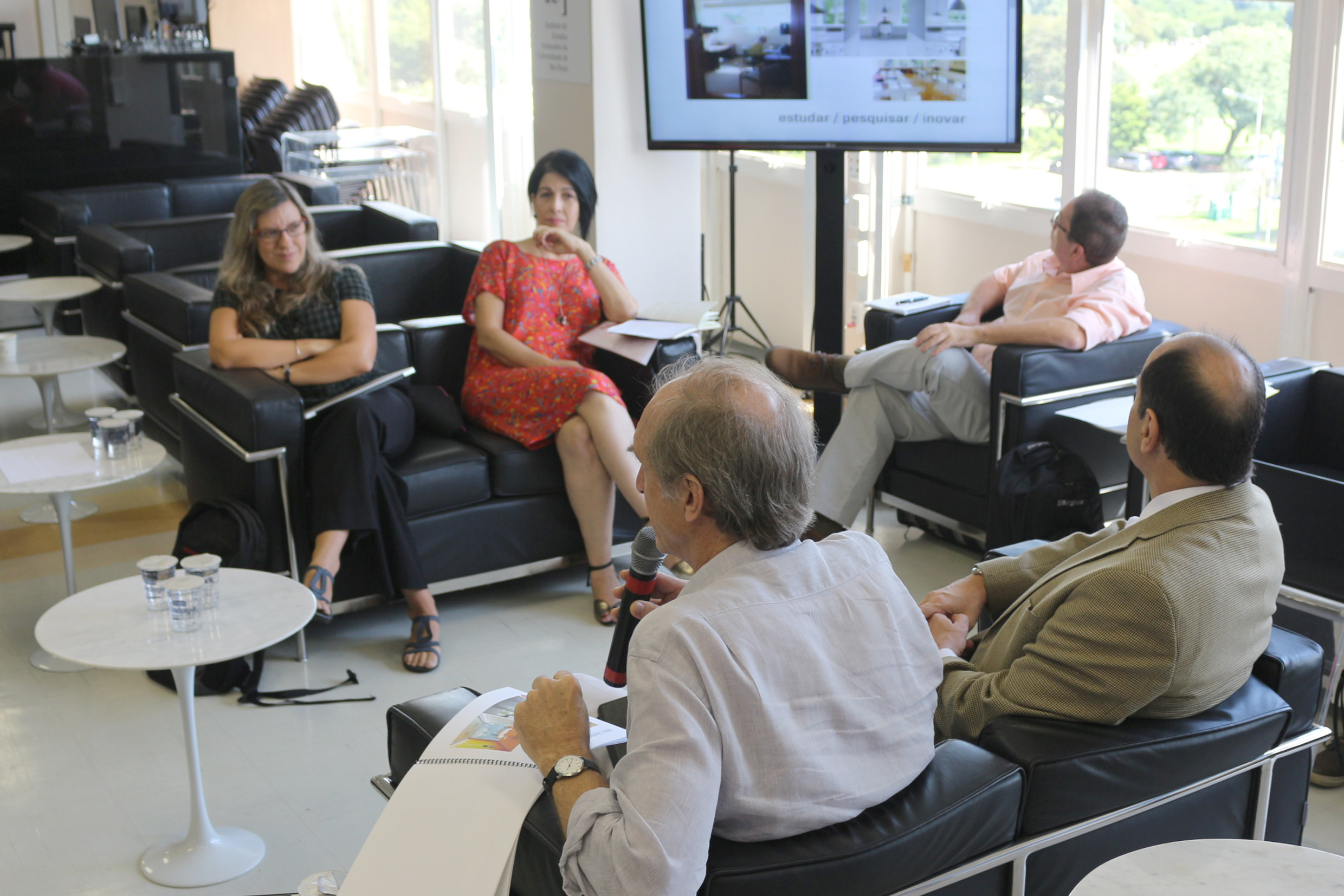 Maria de los angeles Gasalla, Lúcia Maciel Barbosa de Oliveira, Flavio Ulhoa Coelho, de costas, Eugênio Bucci e Martin Grossmann