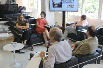 Maria de los angeles Gasalla, Lúcia Maciel Barbosa de Oliveira, Flavio Ulhoa Coelho, de costas, Eugênio Bucci e Martin Grossmann