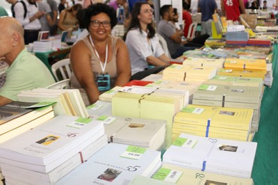 Edilma Martins no stand da Revista Estudos Avançados durante a 17a. Festa do Livro da USP 2015