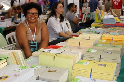 Edilma Martins no stand da Revista Estudos Avançados durante a 17a. Festa do Livro da USP 2015