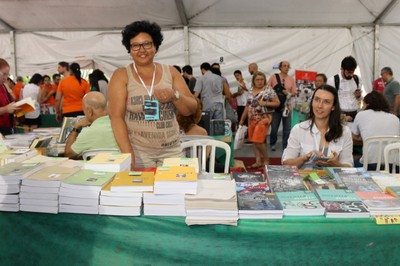Edilma Martins no stand da Revista Estudos Avançados durante a 17a. Festa do Livro da USP 2015