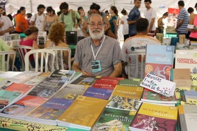 Pablo Mariconda no stand da Revista Scientiae Studia na 17a. Feira do Livro da USP 2015 